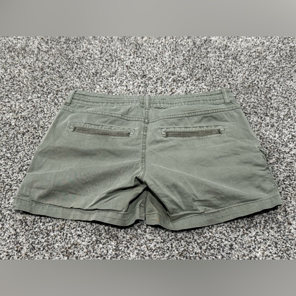 Women’s olive green cargo shorts size 4 - Picture 3 of 3